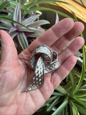 Vtg Capri Brushed Silver Tone Ribbon Statement Brooch Pin Estate Jewelry